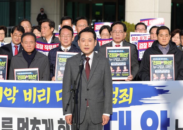 ▲ 국민의힘 장동혁 대표가 11일 오전 서울 서초구 대검찰청 앞에서 검찰의 대장동 개발 비리사건 항소 포기 관련 긴급 현장 규탄대회를 열고 발언하고 있다. /뉴시스