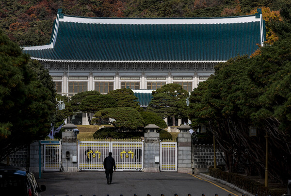 ▲ 11일 서울 종로구 청와대 앞에서 관계자가 이동하고 있다. 대통령실은 다음 달 14일 전후 서울 용산에 있는 대통령 집무실 등을 청와대로 이전할 것으로 전해졌다. /뉴시스