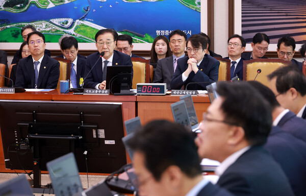 ▲ 김윤덕 국토교통부 장관이 11일 서울 여의도 국회에서 열린 국토교통위원회 전체회의에서 의원 질의에 답하고 있다. /뉴시스