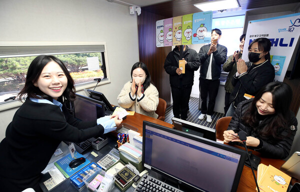 ▲ 광주 북구 지역화폐 '부끄머니' 발행 첫날인 3일 광주 북구청 광장 부끄머니 광주은행 출장버스에서 광주 북구 직원들이 지역 내 소비 활성화와 민생경제 회복을 위해 카드를 발급받고 있다. /뉴시스