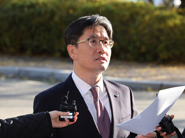 ▲ 오동운 고위공직자범죄수사처장이 11일 오전 경기 과천시 정부과천종합청사 공수처 사무실로 출근하며 취재진의 질문에 답하고 있다. /뉴시스