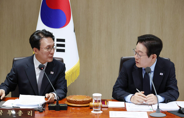 ▲ 김민석 총리와 대화하는 이재명 대통령. /뉴시스