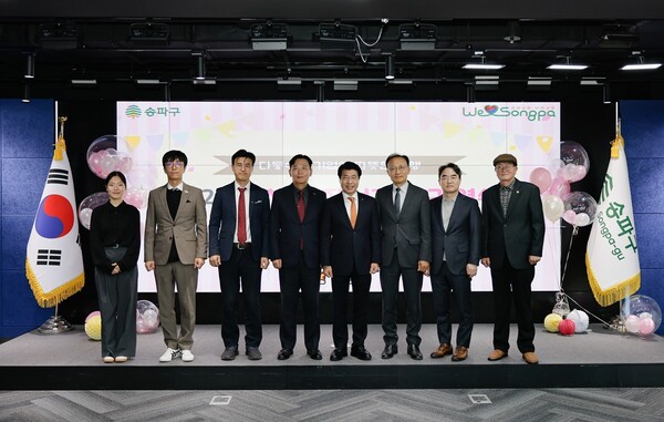 ▲ 서강석 송파구청장(왼쪽에서 5번째)과 2025년 1사 1다자녀 결연 참여 기업 기념촬영 모습.