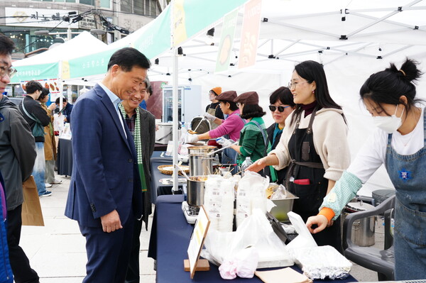 ▲ 이승로 성북구청장이 성북MOA마켓 행사에 참석한 모습.