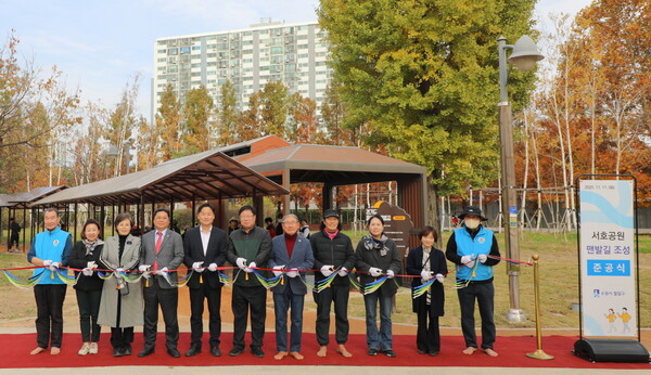 ▲ 수원특례시 팔달구 서호공원 맨발걷기길 조성 준공식 개최 모습.