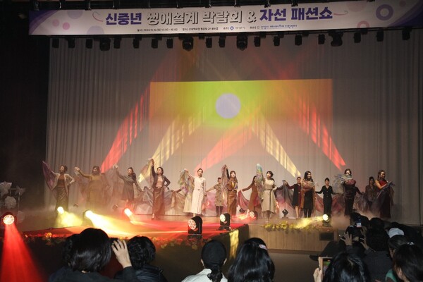 ▲ 신중년 생애설계 박람회&자선 패션쇼 개최 모습.