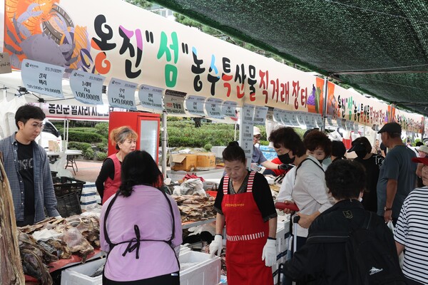 ▲ 옹진 '섬' 농수특산물 직거래장터 사진.