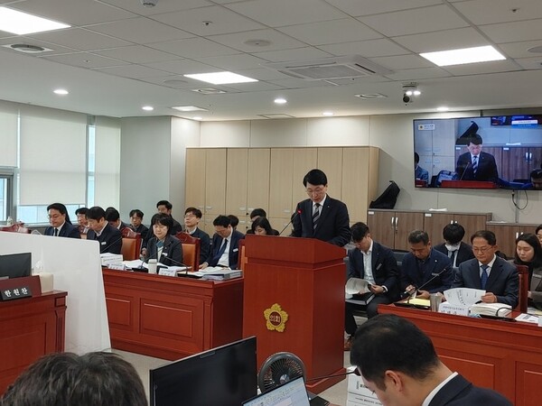 ▲ 경기도의회 경제노동위원회 행정사무감사 참석한 경기도시장상권진흥원 김민철 원장.