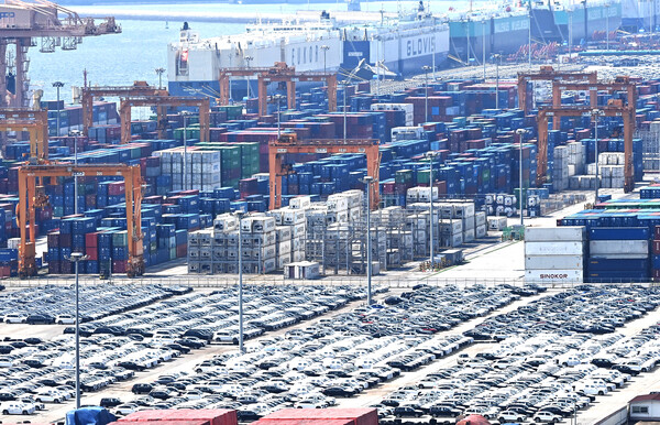 ▲ 경기 평택시 포승읍 평택항에 컨테이너가 쌓여 있다. /뉴시스