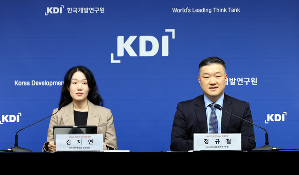 ▲ KDI 정규철 거시·금융정책연구부장과 김지연 경제전망실 전망총괄이 11일 세종시 정부세종청사에서 2025년 하반기 경제전망을 발표하고 있다. /뉴시스