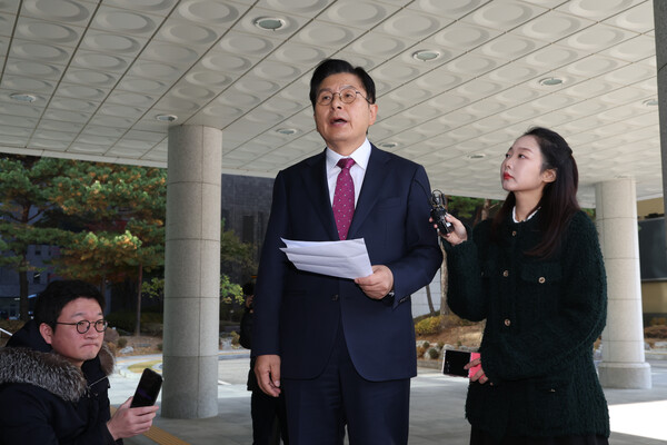 ▲ 내란 선전·선동 혐의를 받는 황교안 전 국무총리가 12일 오전 서울 서초구 서울고등검찰청에 마련된 내란 특검 사무실로 체포되며 입장을 밝히고 있다. /뉴시스