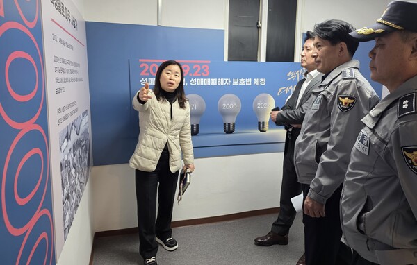 ▲ 김동권 경기북부경찰청장이 경기 파주시 성매매집결지 폐쇄 추진 현장을 방문해 현황 등에 대한 설명을 듣고 있다. /뉴시스