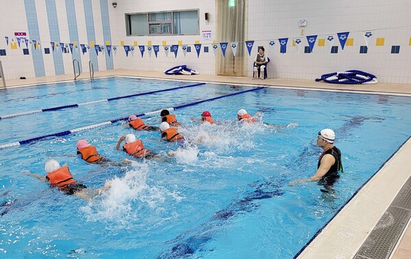 ▲ 판교유스센터 생존수영 진행사진.