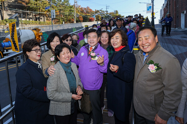 ▲ 이필형 동대문구청장이 주민들과 함께 사가정로 안전보행로 개통을 축하하고 있다.