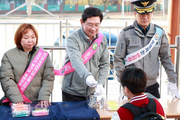 ▲ 이상일 용인특례시장 구갈초등학교에서 열린 ‘동부녹색어머니회 어린이 교통안전 연합캠페인’ 참여 모습.