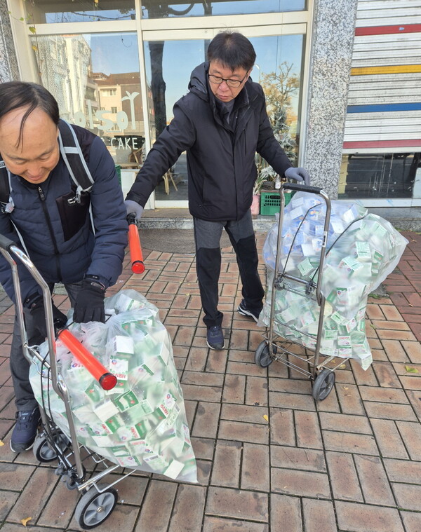 ▲ 수원시 팔달구 행궁동 경기행복마을관리소 우유팩 수거 활동 실시 모습.