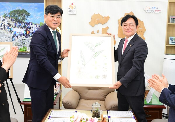 ▲ 강화군, 국립수목원과 ‘강화황기’ 특산식물 보전 업무협약 체결 후 기념촬영 모습.