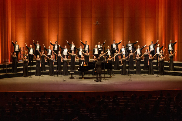 ▲ '제10회 정기연주회 우리의 노래, 마음의 뜰에 피어나' 공연 사진.