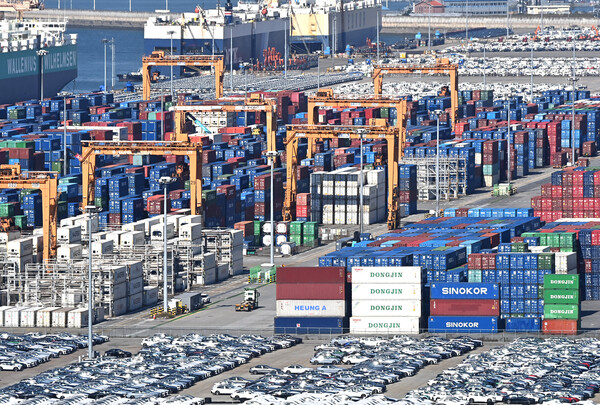 ▲ 평택항에 수출입 컨테이너가 쌓여 있는 모습. /뉴시스