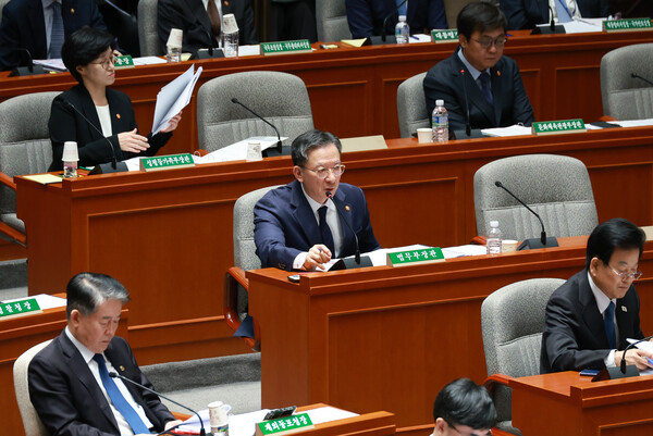 ▲ 예결위서 의원 질의에 답하는 정성호 장관. /뉴시스