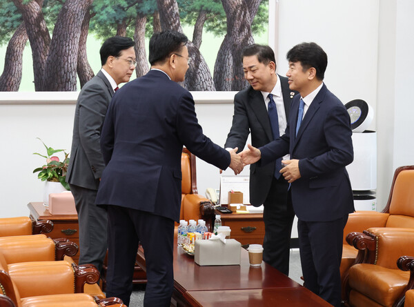 ▲ 회동하는 여야 원내대표. /뉴시스