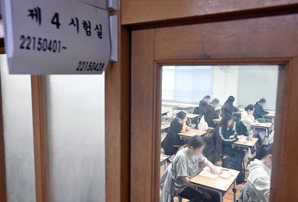 ▲ 2026학년도 대학수학능력시험일인 11월 13일 부산 연제구 연제고등학교에 마련된 시험장에서 고3 수험생들이 차분하게 시험을 준비하고 있다. /뉴시스