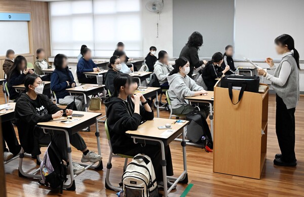 ▲ 2026학년도 대학수학능력시험일인 13일 부산 연제구 연제고등학교에 마련된 시험장에서 고3 수험생들이 차분하게 시험을 준비하고 있다. /뉴시스