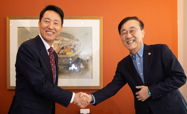 ▲ 김윤덕(오른쪽) 국토교통부 장관과 오세훈 서울시장이 13일 서울 중구 달개비에서 오찬회동을 하며 인사를 하고 있다. (사진= 국토교통부 제공)