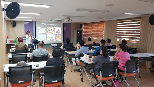 ▲ 어르신 식생활 영양교육 진행 모습.
