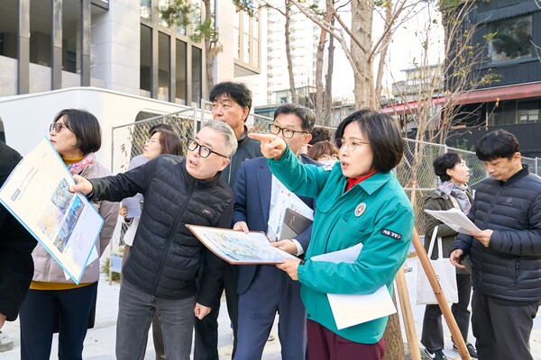 ▲ 이수희 강동구청장이 천호3+4구역 통학 환경을 점검하고 있다.