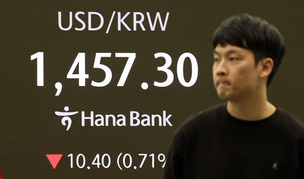 ▲ 서울 중구 하나은행 본점 딜링룸에서 딜러가 업무를 수행하고 있다. /뉴시스