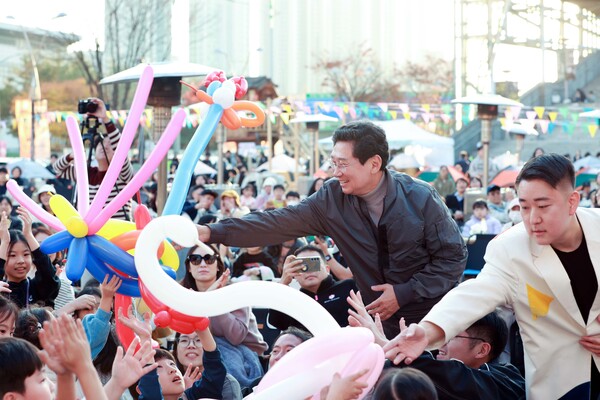 ▲ 이상일 용인특례시장이 15일 용인포은아트홀 문화광장에서 열린 ‘2025 어텀라운지 페스티벌’에 참석해 시민과 소통의 시간을 갖고 있다.