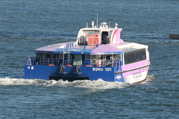 ▲ 한강버스가 서울 영등포구 여의도선착장 인근에서 잠실 방면으로 운항하고 있다. /뉴시스