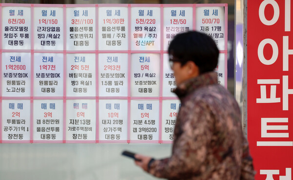 ▲ 서울 주택 임대 시장에서 초고가 월세가 확산하는 가운데 10일 서울 마포구의 한 부동산에 물건 안내문이 붙어 있다. /뉴시스