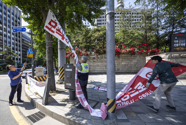 ▲ 제21대 대통령 선거가 끝난 지난 6월 4일 서울 종로구 광화문네거리에서 종로구청 관계자들이 선거 현수막을 철거하고 있다. /뉴시스
