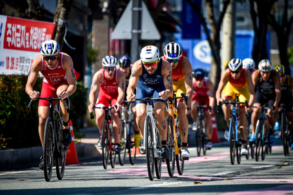 ▲ 경남 통영시에서 16일 개최예정인 ‘2025 통영 월드 트라이애슬론컵 대회’ 동호인부 경기가 전날 사망사고로 전면 취소됐다. 사진은 지난해 대회 경기 모습.(사진=통영시 제공)