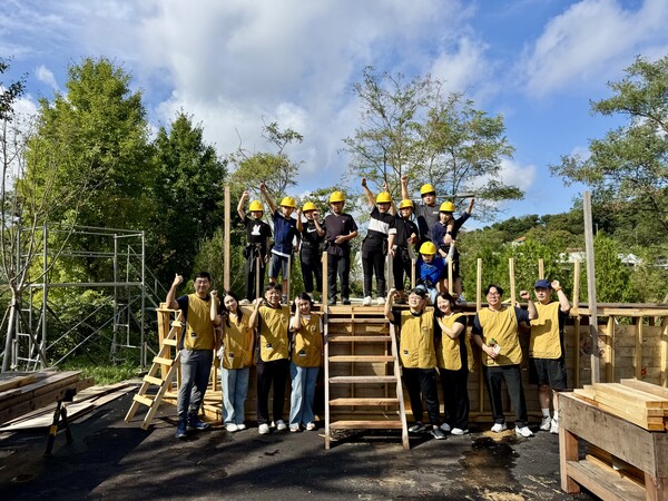 ▲ 바닷가 나무 보물섬 보물선.