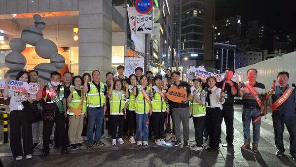 ▲ 방이맛골에서 진행된 불법광고물 합동단속 캠페인 모습.