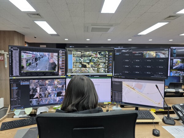 ▲ 강동구 CCTV통합관제센터 내 지능형 관제석.