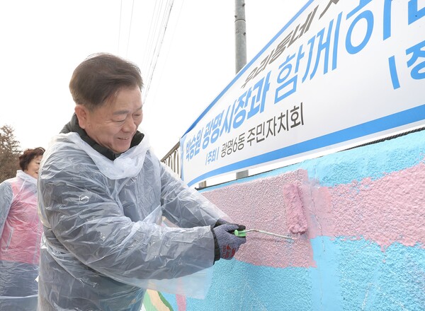 ▲ 박승원 광명시장이 광명6동 '우리동네 시장실'의 일환으로 '목감천 옹벽 벽화 재정비' 사업에 동참하고 있다.
