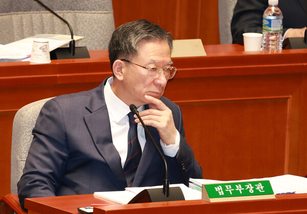 ▲ 정성호 법무부 장관이 지난 13일 서울 여의도 국회에서 열린 예산결산특별위원회 전체회의에서 생각에 잠겨 있다. /뉴시스