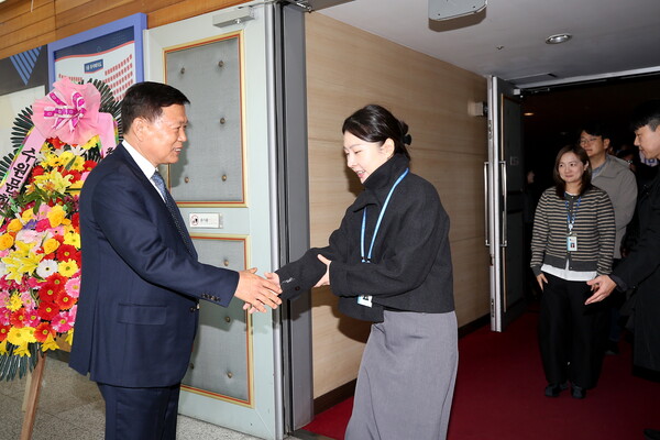 ▲ 이영인 제4대 신임 수원도시공사 사장이 이날 오전 한누리아트홀에서 열린 취임식에서 공사 임직원들과 인사를 나누고 있다. (사진=수원도시공사 제공)