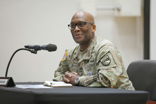 ▲ 브런슨 주한미군사령관 기자간담회 답변 모습. /뉴시스