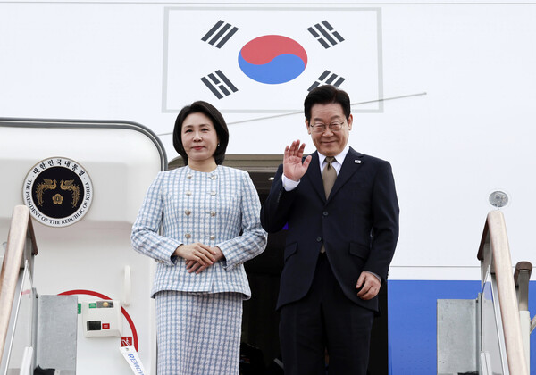 ▲ 남아공 G20 정상회의 참석 차 순방길 오르는 이재명 대통령과 김혜경 여사. /뉴시스