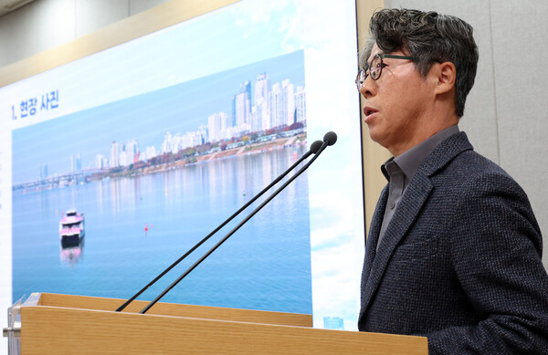 ▲ 김선직 한강버스 대표가 11월 17일 오전 서울 중구 서울시청 브리핑룸에서 한강버스 멈춤사고 관련 브리핑을 하고 있다. /뉴시스