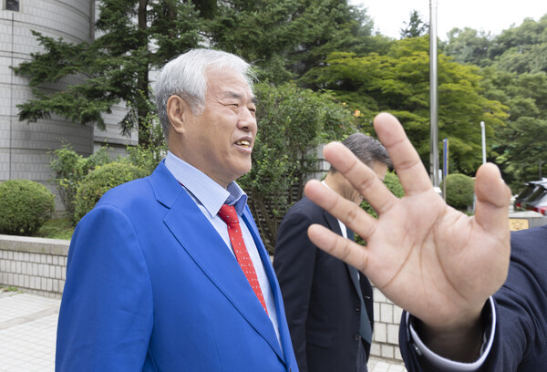 ▲ 광화문 집회에서 불법으로 모금한 혐의를 받는 전광훈이 지난 9월 8일 서울 서초구 서울중앙지방법원에서 열린 기부금품법 위반 혐의 1심 선고공판을 마치고 밖으로 나오고 있다. /뉴시스