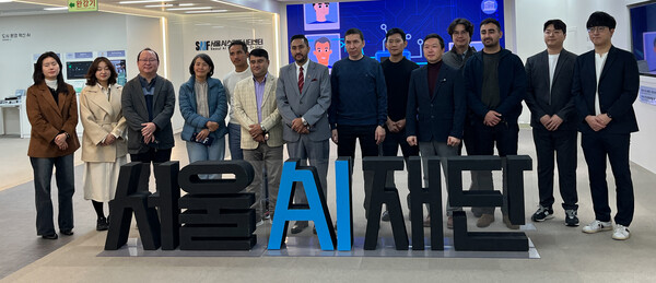 ▲ 네팔·키르기스스탄·부탄·우즈베키스탄 ICT 부처 고위 공무원과 한국지능정보사회 진흥원(NIA) 관계자들이 서울AI스마트시티센터에서 단체 기념 촬영을 하고 있다.