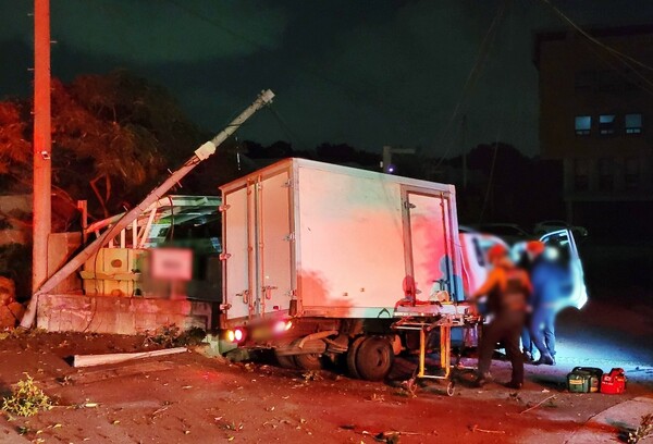 ▲ 10일 오전 제주시 오라동 소재 도로에서 30대 쿠팡 새벽배송 기사가 전신주를 충돌하는 사고가 발생했다. (사진=제주소방안전본부 제공)