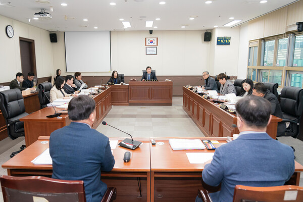 ▲ 용인시의회 자치행정위원회 2025년 행정사무감사 1일차 모습.