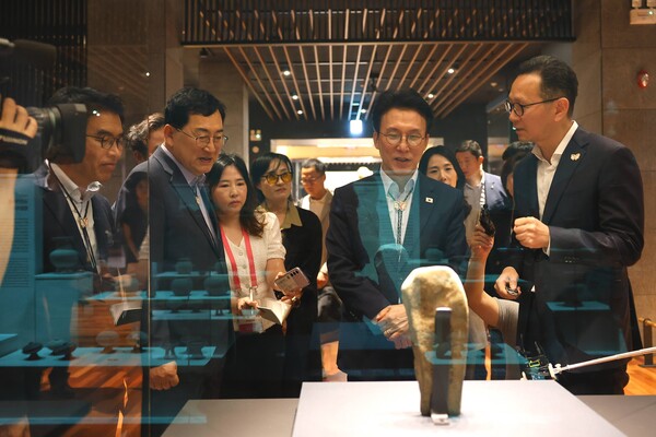 ▲ APEC 정상회의 점검을 위해 지난 7월 국립경주박물관을 찾은 김민석 국무총리(오른쪽 두번째)가 주낙영 경주시장(왼쪽 두번째)와 전시실을 둘러보고 있다.